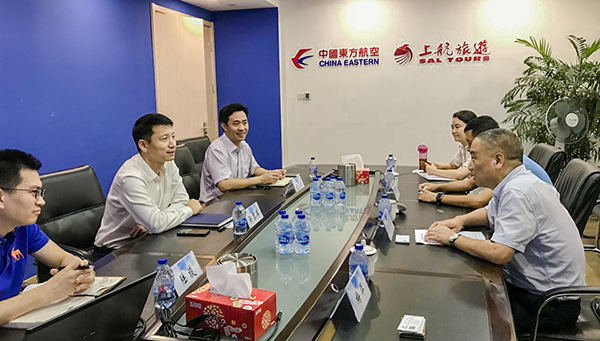 7月9日，集團公司董事長李漢東、副總經(jīng)理龔勇一行前往上航假期國際旅行社總部，拜訪上航假期總經(jīng)理靳黎軍，雙方就下一步開展更加深入的合作進行了洽談。市場營銷部、經(jīng)營管理部相關負責人陪同參加。.png