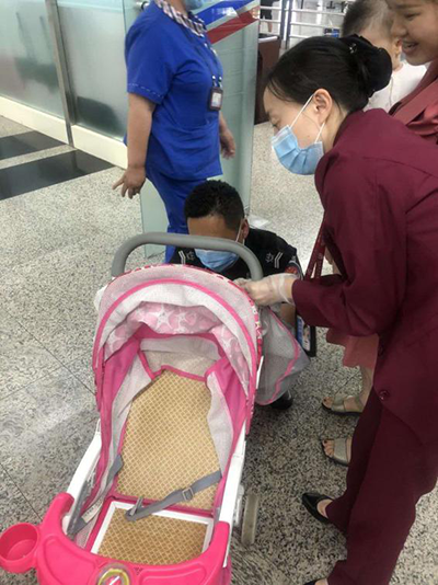 圖片1.png“真情服務(wù)”是讓旅客更加安心、放心、舒心的出行。行查室作為部門進(jìn)港服務(wù)的最后一個(gè)環(huán)節(jié)，在日常工作中也很注重服務(wù)細(xì)節(jié)。6月10日，行查室工作人員幫助旅客打開嬰兒車，為她排憂解難。.png