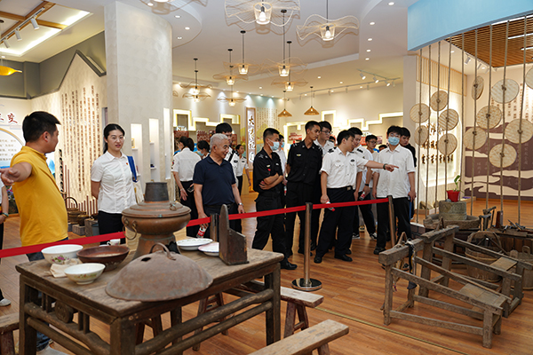 “助力鄉(xiāng)村振興，踐行艱苦奮斗” 將新員工黨性教育活動搬到對口幫扶村.jpg