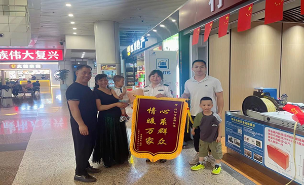 心系群眾，情暖萬家—— 綿陽機(jī)場安檢站暖心服務(wù)獲錦旗.png